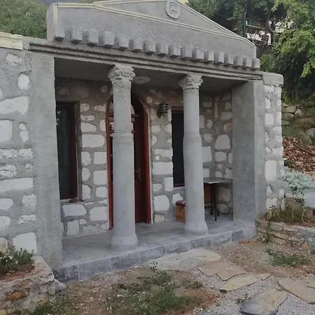 بيت خشبي Heredot's House فينيقيه
